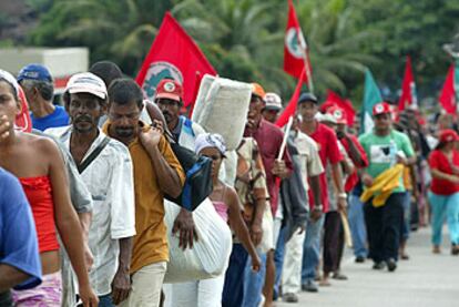 Un millar de miembros del MST, en una marcha de protesta el pasado miércoles en el Estado de Pernambuco.
