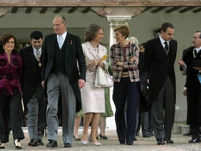 De izquierda a derecha, Rogelio Blanco, Carmen Calvo, Bartolomé González (alcalde de Alcalá), los Reyes, Sonsoles Espinosa, Rodríguez Zapatero y Virgilio Zapatero (rector de Alcalá).