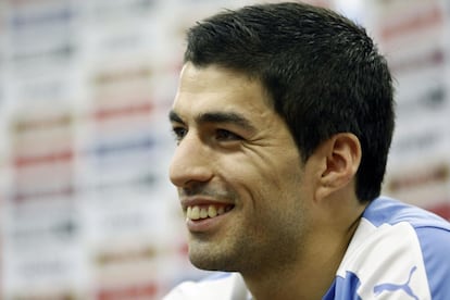 Luis Su&aacute;rez, durante la conferencia de prensa ofrecida en Montevideo. 