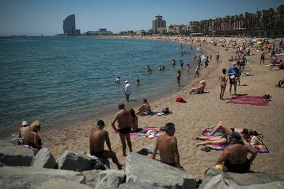 Ambiente en la playa de la Barceloneta que ha permanecido cerrada toda la noche para evitar concentraciones con motivo de la verbena de San Juan.