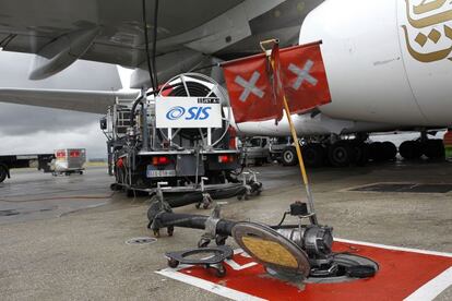 Los dep&oacute;sitos del A380 est&aacute;n en sus alas. Para un vuelo de 7 horas, un Madrid-Dub&aacute;i, por ejemplo, con el avi&oacute;n completo de pasajeros y carga, en el repostaje se emplean una media de 90.000 kilos de combustible. Un cami&oacute;n con un sistema hidrante &ndash;tuber&iacute;as&ndash; conecta unas mangueras al avi&oacute;n desde unos tubos subterr&aacute;neos por donde pasa el carburante.