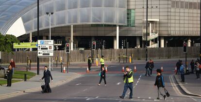 La policía rodea el Manchester Arena, donde se produjo el atentado el lunes por la noche. 