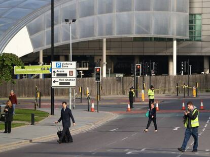 La policía rodea el Manchester Arena, donde se produjo el atentado el lunes por la noche. 