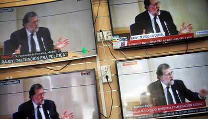 Mariano Rajoy en uns monitors de TV.