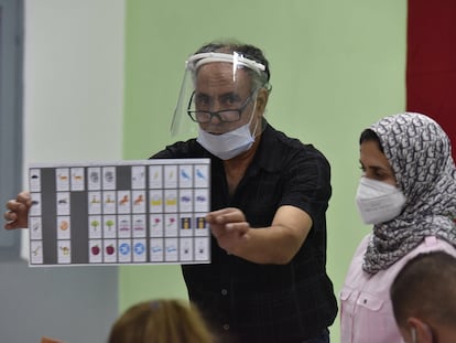 Los miembros de la mesa de un colegio electoral se preparaban para el inicio del recuento de votos una vez finalizado el período de votación en la localidad marroquí de Salé.
