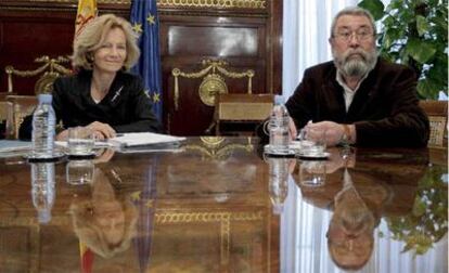 La vicepresidenta y ministra de Economía, Elena Salgado, durante su reunión con el líder de UGT, Cándido Méndez.