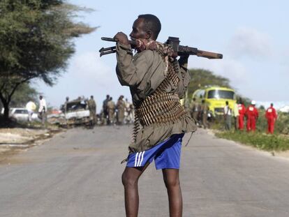 Un Ugand&eacute;s tras un ataque terrorista de Al-Shabaab. 