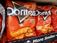 Bolsas de doritos en los estantes de un Costco de San Diego, California.