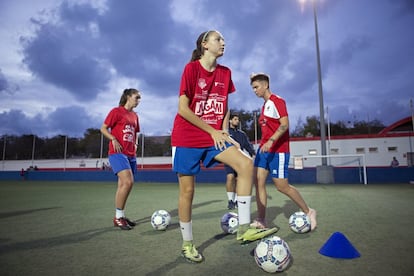 Jugadoras del club mallorquín Unión Deportiva Collerense, de Segunda División, en pleno entrenamiento.