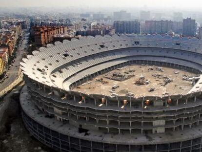 Vista panorámica del solar del Valencia CF, con el nuevo estadio en construcción.
