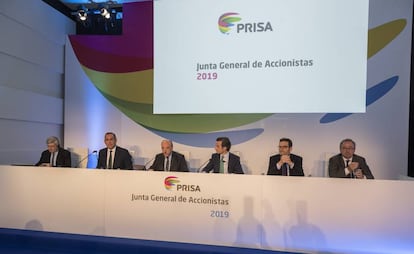 De izquierda a derecha, Dominique D'Hinnin, Manuel Mirat, Javier Monzón, Xavier Pujol, Joseph Oughourlian y Manuel Polanco, durante la Junta General de Accionistas de PRISA.