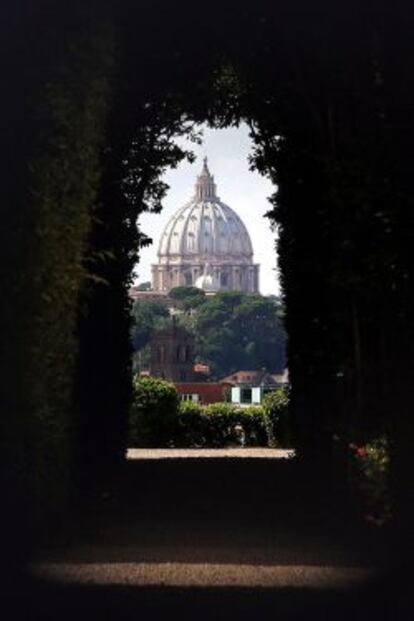 Vista desde el ojo de la cerradura de la puerta de la Orden de los Caballeros de Malta, junto al jardín de los Naranjos.