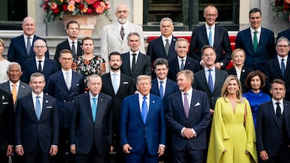 Foto de familia de la OTAN, con Trump en el centro, junto a los reyes de Países Bajos, y Sánchez, atrás a la derecha.