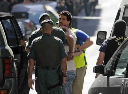 La Guardia Civil conduce en Bilbao a un registro al presunto cabecilla del <i>comando</i> <i>Vizcaya</i> de ETA, Arkaitz Goikoetxea.