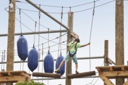 Área de juego infantil del hotel Luabay, en Tenerife, que cuenta con tirolina y circuito de aventuras.