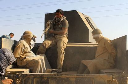 Fuerzas iraqu&iacute;es detienen a dos hombres sospechosos de pertenecer al ISIS, este jueves en la provincia de Al Anbar. 
