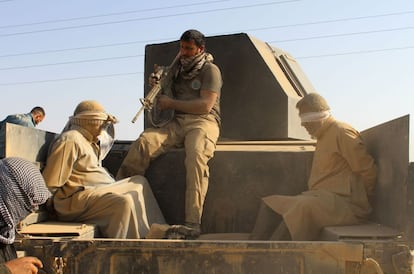 Fuerzas iraquíes detienen a dos hombres sospechosos de pertenecer al ISIS, este jueves en la provincia de Al Anbar.