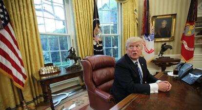 El presidente en su mesa de trabajo con su Coca Cola.
