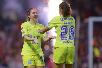 Katty Martínez celebra un gol junto a Elena Sánchez