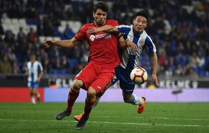 Cabrera y Wu Lei pugnan por un balón.