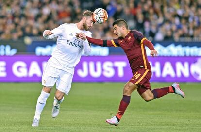 Sergio Ramos se marcha de Iago Falque