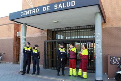 Miembros de la policía de Fuenlabrada (Madrid) y sanitarios, a las puertas del centro de salud.