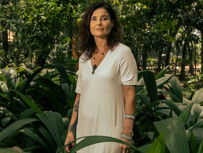 Eliane Brum posa en un parque de São Paulo, donde vivía hasta mudarse a Altamira, epicentro de la deforestación de la selva amazónica.