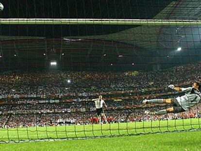 Beckham lanza el primer penalti de Inglaterra
