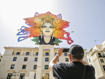 Hoguera oficial ‘Ars Amandis’, de las Fiestas de las Hogueras 2022, en la Plaza del Ayuntamiento de Alicante.