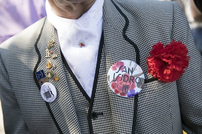 Detalle del traje de chulapo de uno de los participantes de la fiesta.