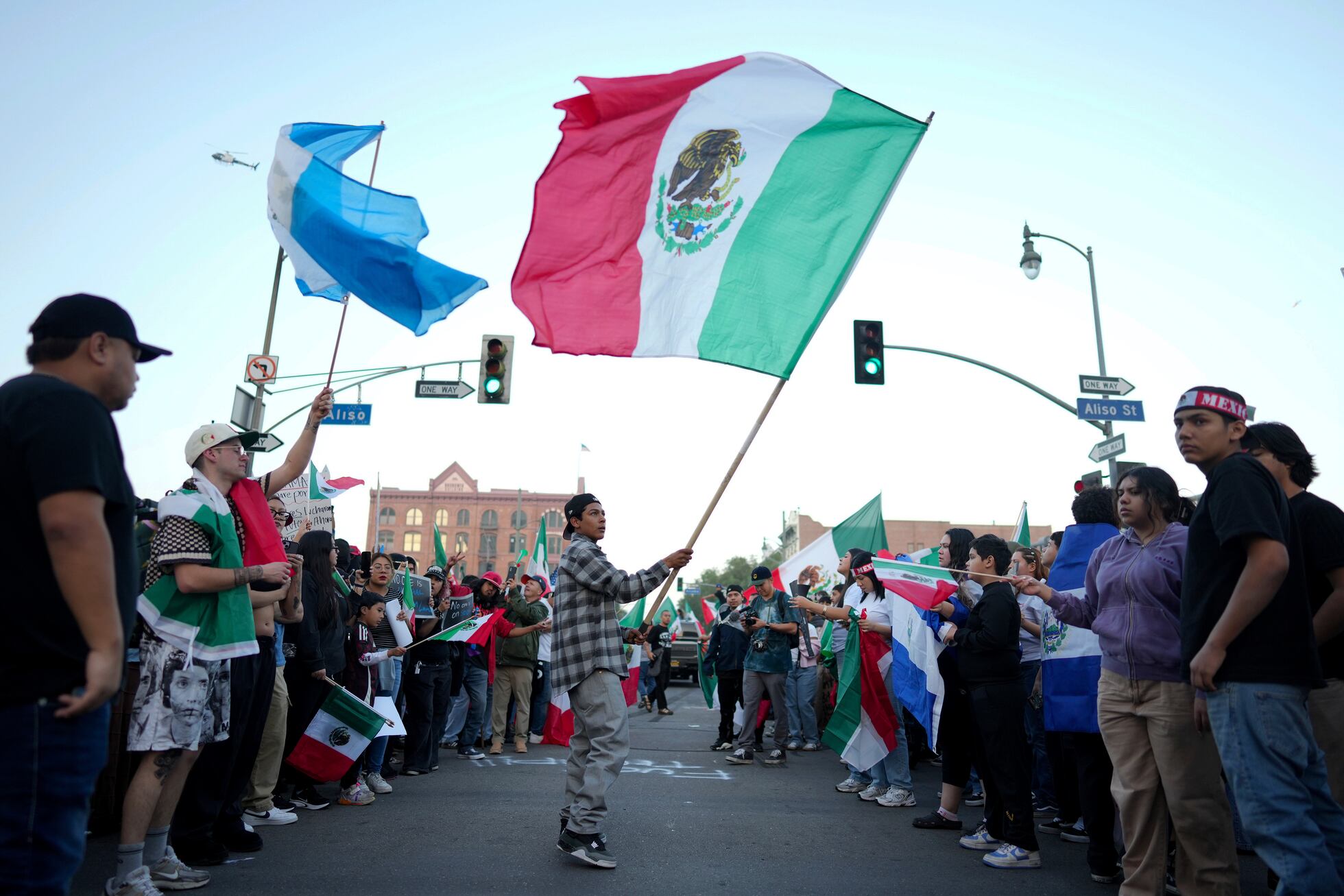 Los latinos protestan en las calles de Estados Unidos en contra de las ...