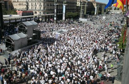 Alrededor de 4.000 personas se han concentrado en la Plaza de Pilar de Zaragoza, frente al Ayuntamiento.