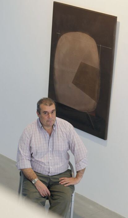 O galerista Adolfo Sobrino diante dunha obra de Nóvoa