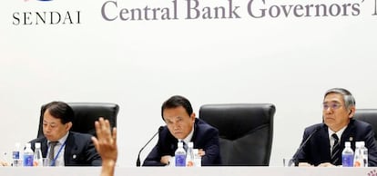 El ministro de Finanzas de Jap&oacute;n, Taro Aso, junto al gobernador del banco central de jap&oacute;n, Haruhiko Kuroda.