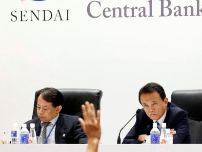 El ministro de Finanzas de Jap&oacute;n, Taro Aso, junto al gobernador del banco central de jap&oacute;n, Haruhiko Kuroda.