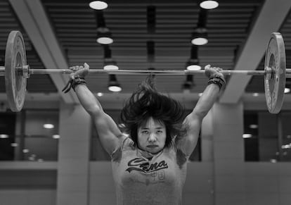 La levantadora de pesas china Xiang Yanmei, quien compite en la categoría de 69kg, se prepara para los Juegos Olímpicos de Río 2016 en el Centro de Entrenamiento de la Administración General de Deportes de China, en Pekín. La halterofilia es un deporte olímpico prácticamente nuevo para las mujeres, introducidas por primera vez en los juegos Olímpicos de Sydney 2000, cuando el equipo femenino de China ganó las cuatro competiciones en las que participaba.