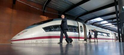 Un tren AVE en la madrile&ntilde;a estaci&oacute;n de Atocha