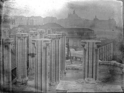 Pilares de la futura Almudena. Al fondo se aprecia la cúpula de San Francisco el Grande.