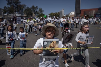 Niños y niñas participaron en al macha para exigir "Justicia y Verdad", por sus familiares desaparecidos, en Tijuana, México.