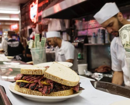 Cocineros del local neoyorquino Katz's Delicatessen preparan los famosos pastrami.