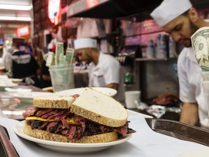 Cocineros del local neoyorquino Katz's Delicatessen preparan los famosos pastrami.