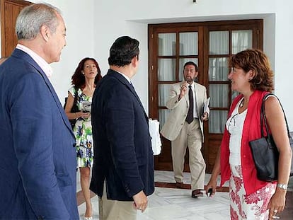 Manuel Gracia señala a Antonio Sanz, ayer en el Parlamento.