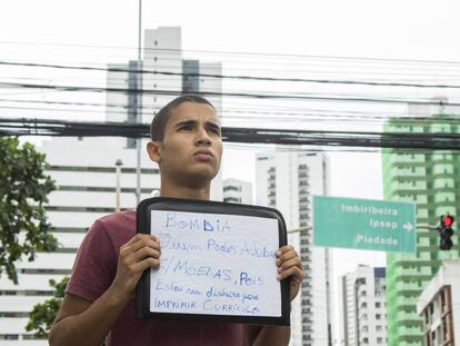 William Douglad, na rua em que pediu dinheiro no Recife.
