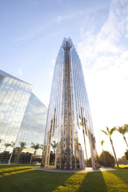 La torre campanario de la Catedral de Cristal, en California.