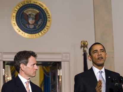 De izquierda a derecha, el jefe de la Oficina de Presupuesto de EE UU, Peter Orszag; el secretario de Transportes, Ray LaHood; el secretario del Tesoro, Timothy Geithner, y el presidente, Barack Obama, ayer en la Casa Blanca.