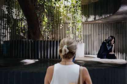 Una visitante observa una de las obras de la muestra de Isaac Julien dedicada a Lina Bo Bardi, el pasado 22 de septiembre en el MAXXI de Roma.