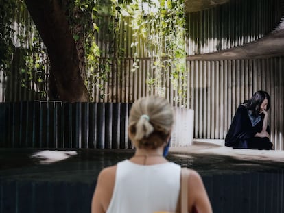 Una visitante observa una de las obras de la muestra de Isaac Julien dedicada a Lina Bo Bardi, el pasado 22 de septiembre en el MAXXI de Roma.