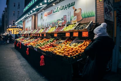 Frutería de migrantes en el barrio de Kreuzberg en Berlín.