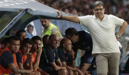 Martino, junto al banquillo del Barça en La Rosaleda, el domingo.