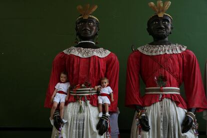 Dos niños posan delante de dos gigantes en la comparsa de gigantes y cabezudos, el pasado 9 de julio.